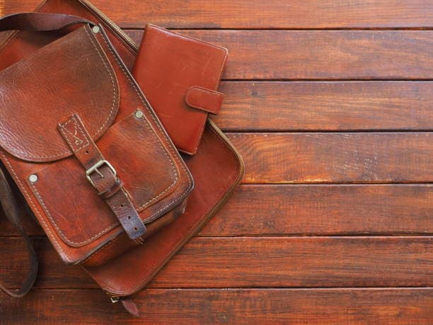 کیف چرم اسپرت زنانه با بافت لطیف و رنگ طبیعی